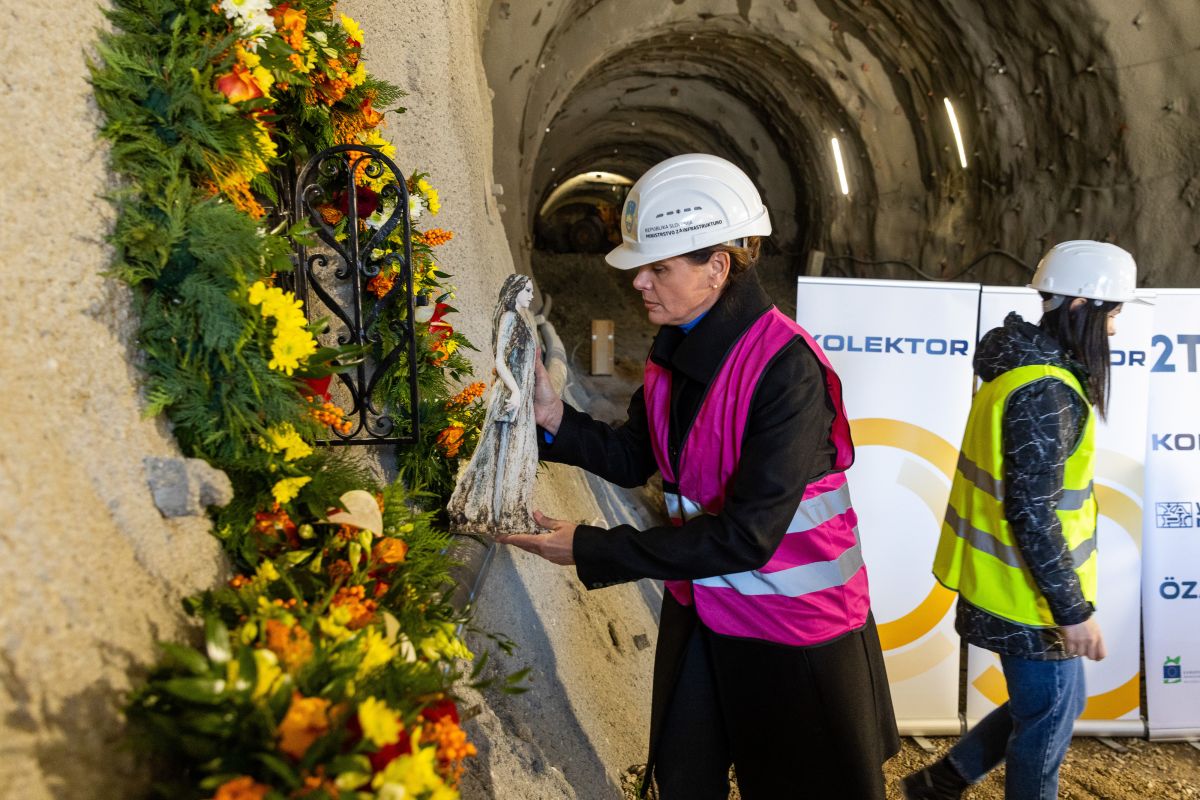 Ob postavitvi kapelice svete Barbare na prvem in najdaljšem predoru drugega tira izkopanih že skoraj 17 kilometrov predorov