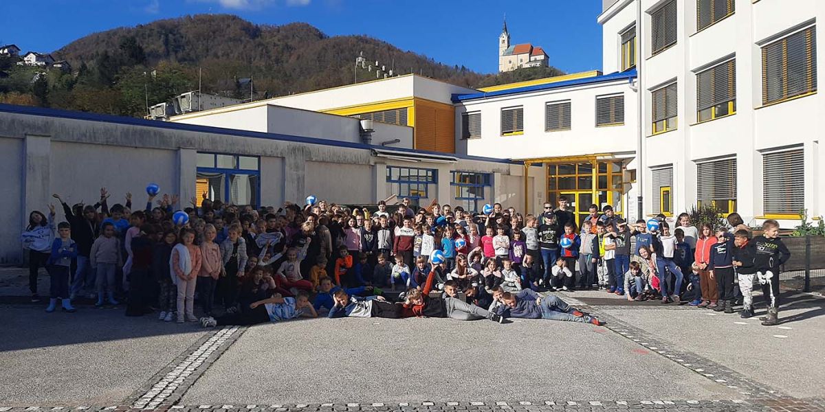 Osnovni šoli Idrija smo donirali žoge