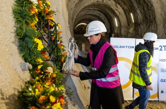 Ob postavitvi kapelice svete Barbare na prvem in najdaljšem predoru drugega tira izkopanih že skoraj 17 kilometrov predorov